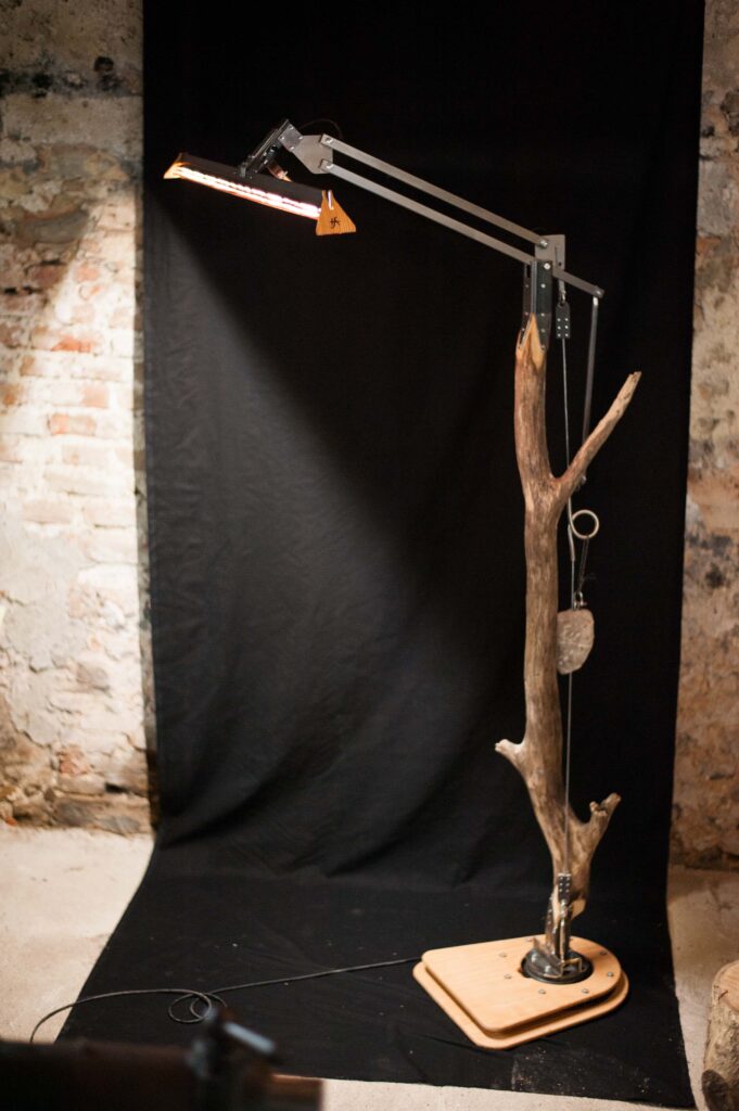 Handgefertigte Design-Lampe aus Holz und Kupfer, Unikat von Der Lichtbringer, Prestige-Objekt: T-lich-T Design-Leuchte aus Stahl Kupfer und Holz. Handgefertigtes Unikat höhenverstellbar und CRI 97%.