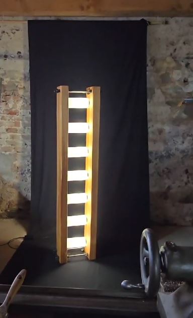 Freistehende Stehleuchte 7-Licht aus Kirschholz-Säulen und schwebenden Glaszylindern, 2m hoch, modernes Lichtdesign von Hjalmar Almeida