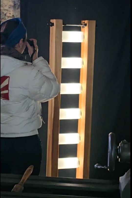 Freistehende Stehleuchte 7-Licht aus Kirschholz-Säulen und schwebenden Glaszylindern, 2m hoch, modernes Lichtdesign von Hjalmar Almeida