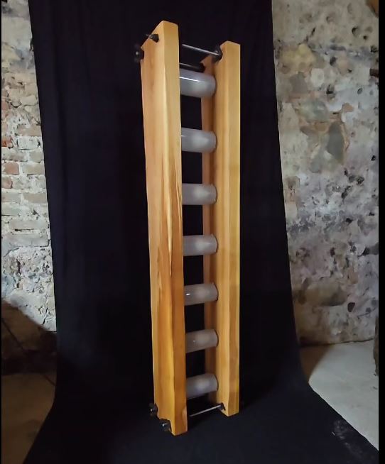Freistehende Stehleuchte 7-Licht aus Kirschholz-Säulen und schwebenden Glaszylindern, 2m hoch, modernes Lichtdesign von Hjalmar Almeida