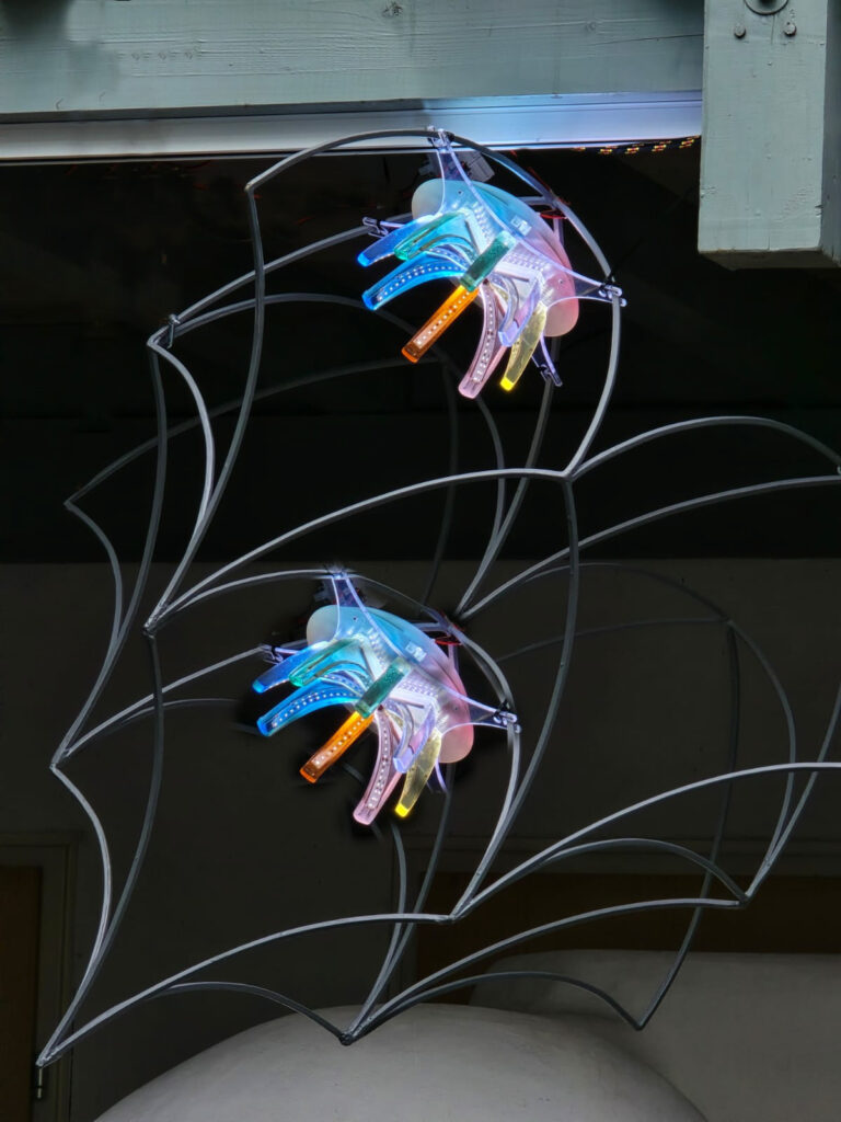 ORB Pop Art Chandelier von Hjalmar Almeida, LED Luster aus Epoxidharz und Metallkorb, modernes Lichtdesign