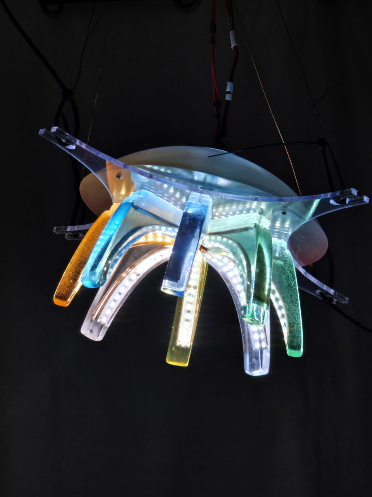 ORB Pop Art Chandelier von Hjalmar Almeida, LED Luster aus Epoxidharz und Metallkorb, modernes Lichtdesign