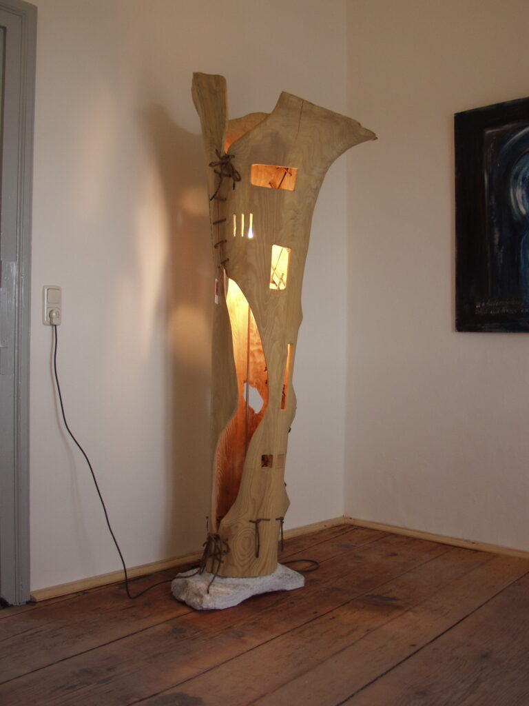 Hjalmar Almeida, ca 2007, Baumstamm Lampe, Baum ausgehöhlt, 2m