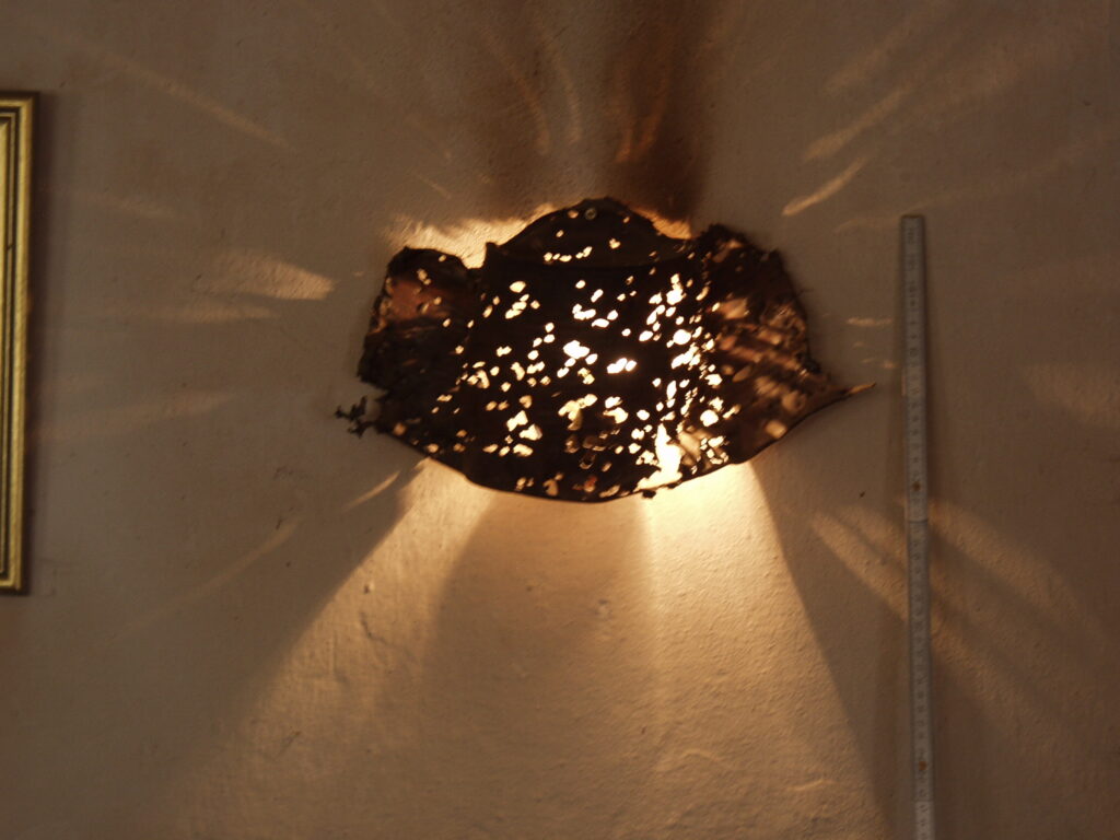 Blechdose von Schrotflinte getroffen